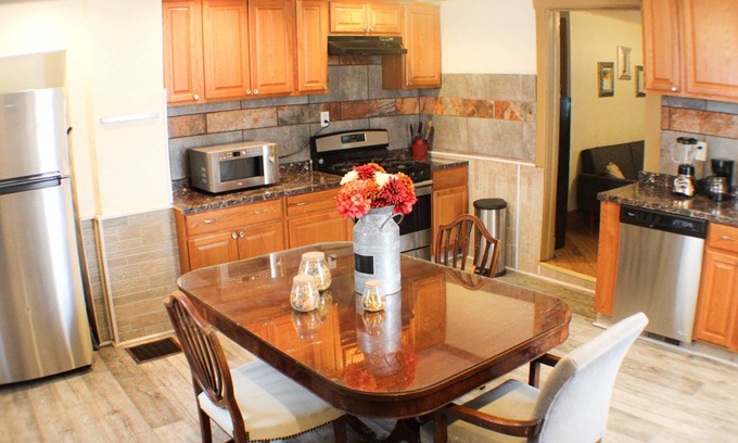 Bloomfield Apartment | Comfortable Apartment – Pittsburgh's Little Italy!