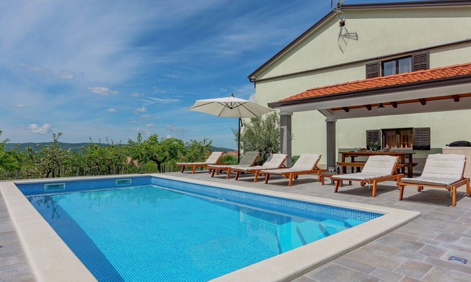 Cerovlje Apartment | Comfortable apartment in Cerovlje with pool