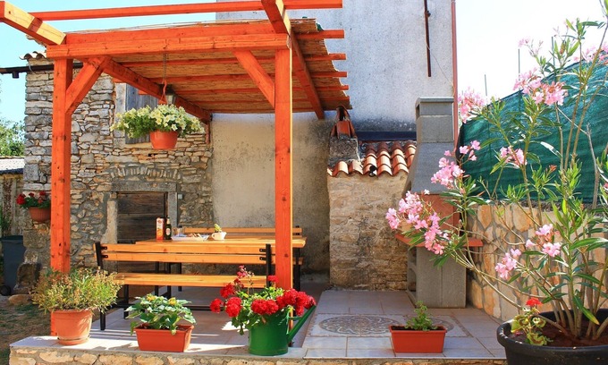 Pinezici Apartment | Comfortable apartment for up to 6 people in the typical Istrian village