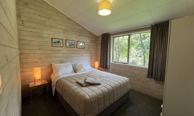 Dairy Flat Cottage | Comfortable Bush Retreat in Coatesville, just 3 minutes from Albany