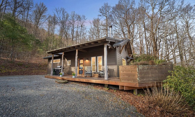 Hendersonville Cabin | Comfortable cabin near wineries~hiking~Hendersonville