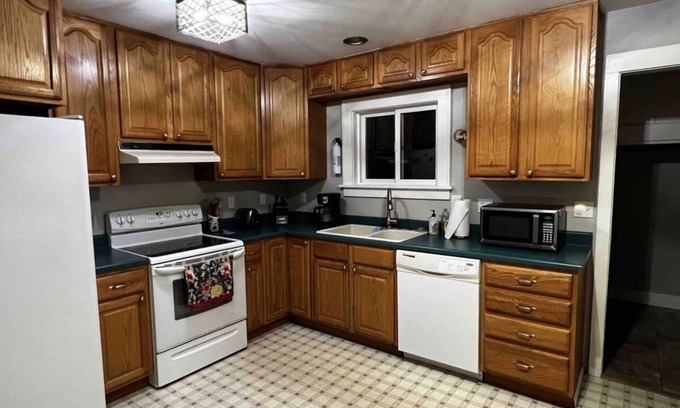 North Bend House | Comfortable Coastal Home for the weekend!