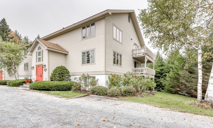 Bromley Mountain Condo | Comfortable condo with pool & clubhouse fitness room, forest views