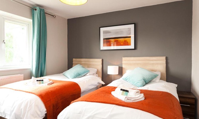 Crawley Apartment | Comfortable Contractor House Gatwick: sleeps 6+