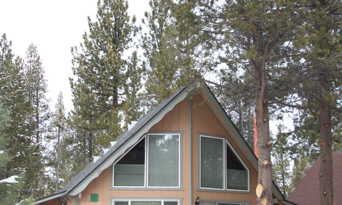 Pioneer Village Cabin | Comfortable, Cozy Tahoe 3BR-2BA Cabin - with Wifi - Min Stay 30 days