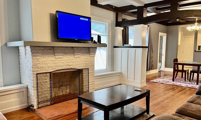 Midtown House | Comfortable cute 3/2 craftsmen home close to downtown and The Pearl