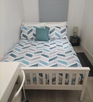 Coventry House | Comfortable Double Bed Located near City Centre, suitable for Contractors Health Care Professionals or long business stays in Coventry or delightful holidays in Coventry or within the West Midlands area Free Wifi Tea and Coffee Provided