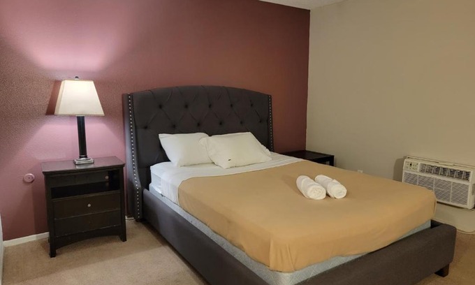 Pico - Robertson Hotel | Comfortable Double Bed Unit(C23)