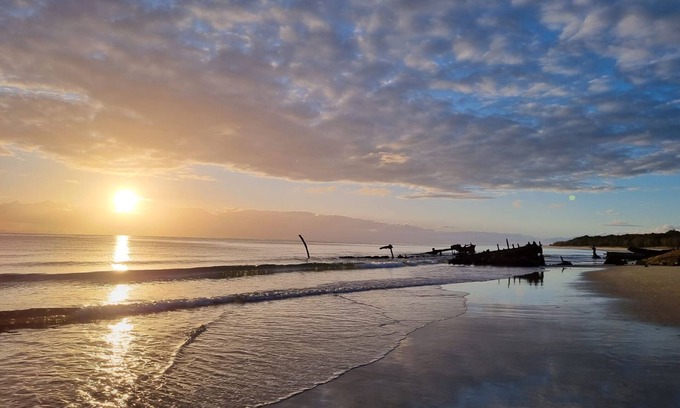 Brisbane Waterfront House | Comfortable Family Beach Side Cottage just a lazy 5min stroll to the water.