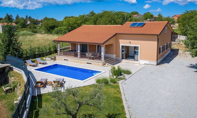 Tinjan Cabin | Comfortable family house with private pool, whirlpool and sauna for 6 people