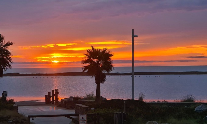 Gruissan Plage Ski Chalet | Comfortable, fully-equipped seafront chalet for summer and winter enjoyment
