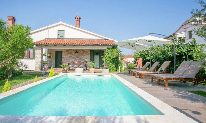 Tar-Vabriga Cottage | Comfortable holiday home with large garden and pool