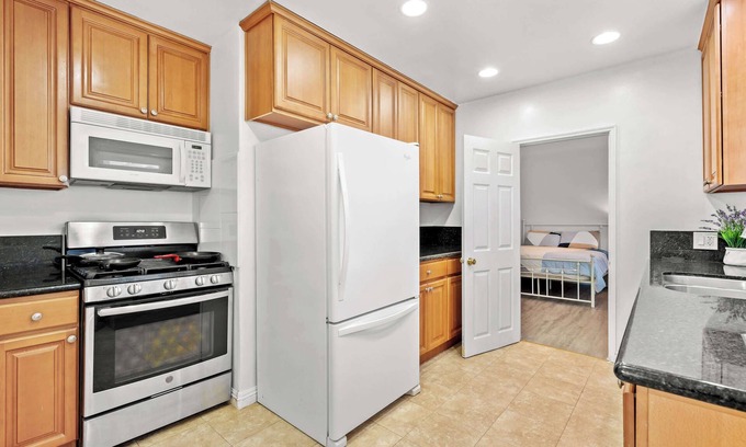Alhambra House | Comfortable Home Near LA With Full Kitchen & Laundry