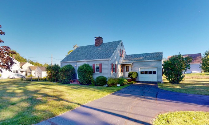 Rockland Cottage | Comfortable home near the beach - dog-friendly - full kitchen & washer/dryer