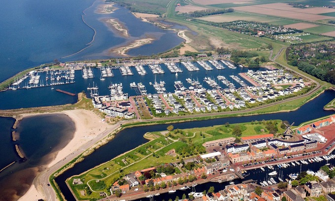 Municipality of Hellevoetsluis Apartment | Comfortable hotel room with balcony near the beach