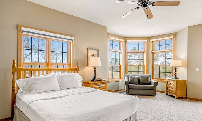 Three Lakes Condo | Comfortable lakefront studio with balcony, kitchenette, pool, gym, & hot tubs