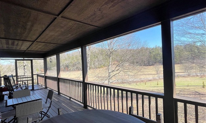 Unaka Ski Chalet | Comfortable mountain getaway with easy access