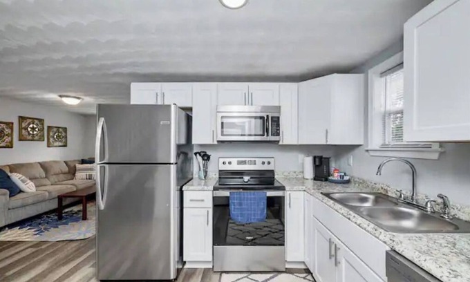 Portsmouth Cottage | Comfortable & Private 2 Bedrm Cottage w/King bed.