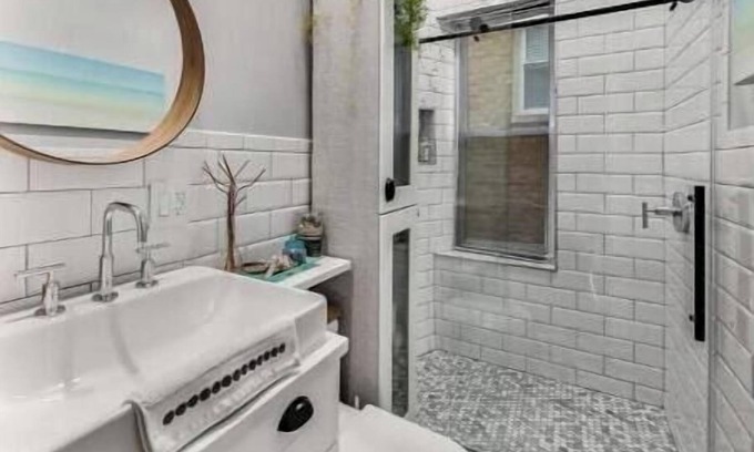 Evanston House | Comfortable Room Convenient Area Close to Beach
