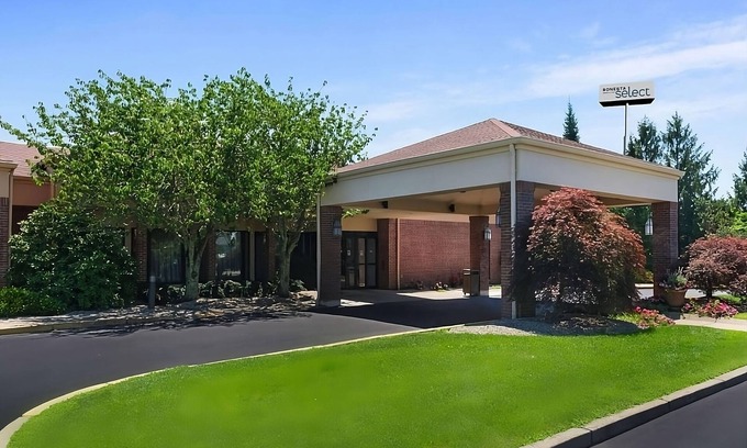 Middletown Hotel | Comfortable Room Near Easton's Beach, w/Indoor/Outdoor Pool