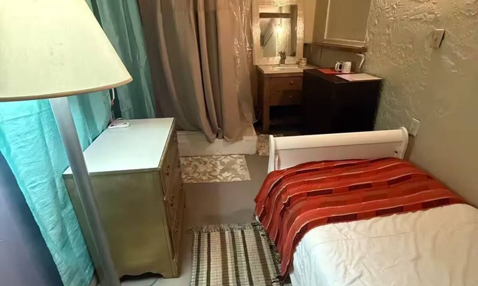 Homestead Bed & Breakfast | Comfortable Room with bathroom
