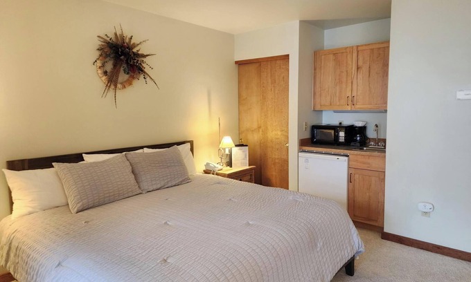Whitefish Hotel | Comfortable Ski-In/Ski-Out Hotel Style Room