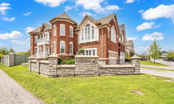 Ajax House | Comfortable Space To Enjoy Your Stay!