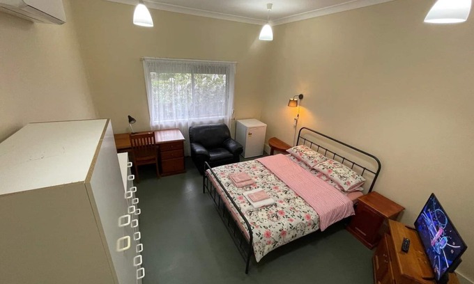 Croydon House | Comfortable spacey cottage, 7.5km to city centre.n