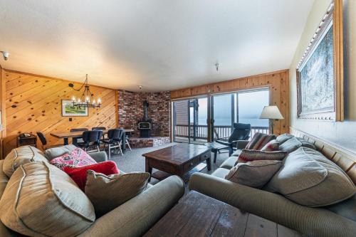 Truckee House | Comfortable Townhouse w/Lake View #154 at Donner Lake Village