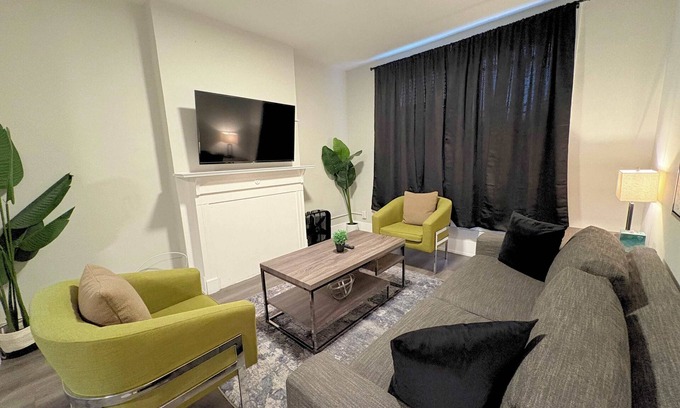 Sheffield and DePaul Apartment | Comfortably Appointed 3BR Apt