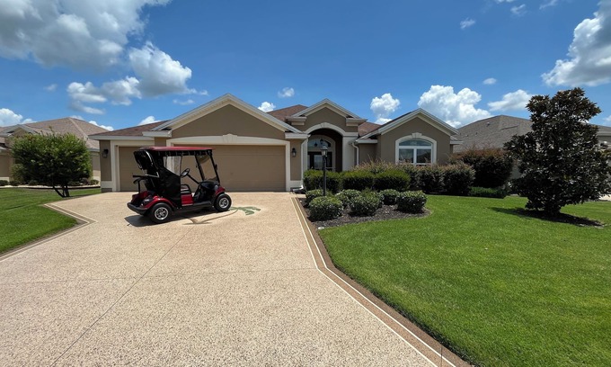 The Villages House | Comfortably Decorated 3/2 Sm Dog-Friendly Home w/Golf Cart & WiFi included!