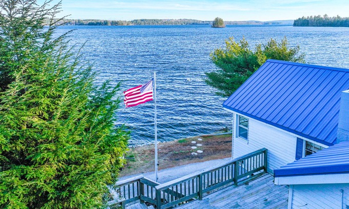 Oxford Cottage | Comforting lakefront cottage with gas fireplace, washer/dryer, firepit, & patio