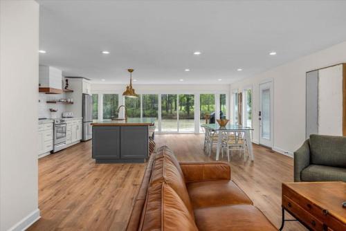 Macon House | Comforting Lakeside Retreat