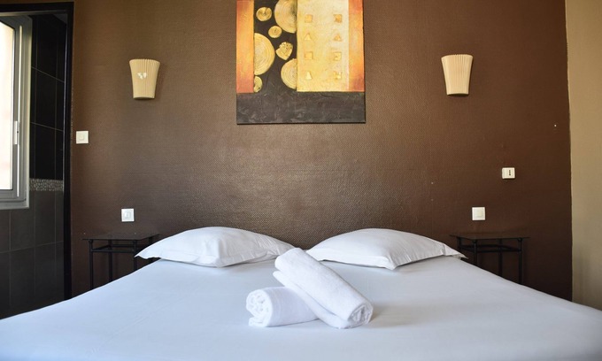 Sanary-sur-Mer Hotel | Comforting Room Close to Seaside | Dining Option & Sun Deck