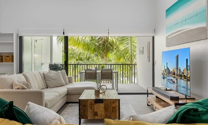 Newmarket Apartment | Comfy 2-Bed with BBQ & Close to the Train Station