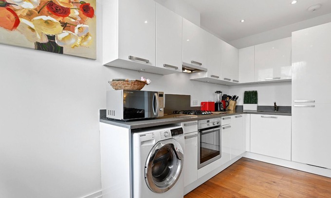 Ealing Common Apartment | Comfy 2 Bedroom & 1 Bathroom Flat