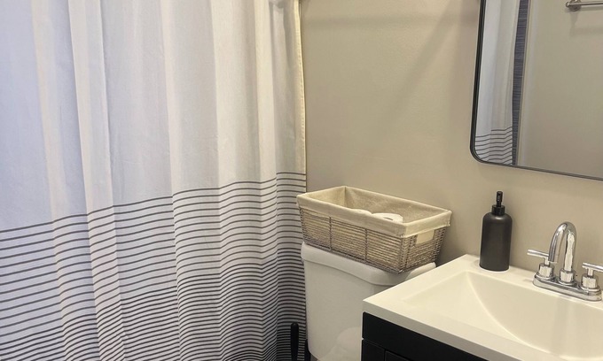 Woodlawn Apartment | Comfy 2-bedroom apartment with WiFi, in historic Chicago neighborhood