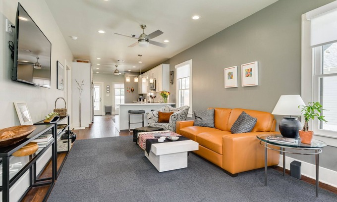Galveston Cottage | Comfy, 2-Bedroom Cottage 10 blocks from Seashore in Midtown Galveston