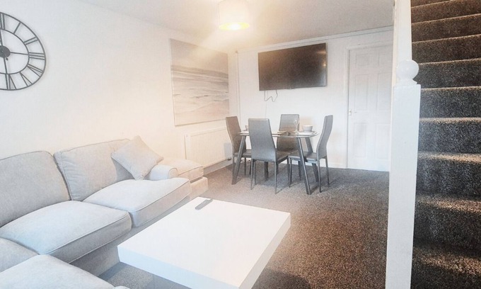 Gedling House | Comfy 2 Bedroom House on Quiet Street with Great Car Parking