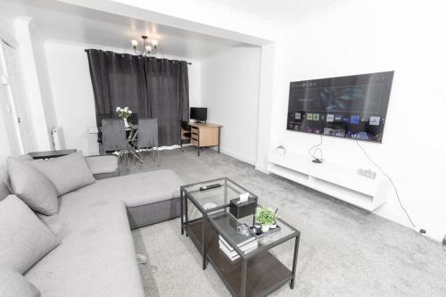 Strood House | Comfy 2 Bedroom House for 4