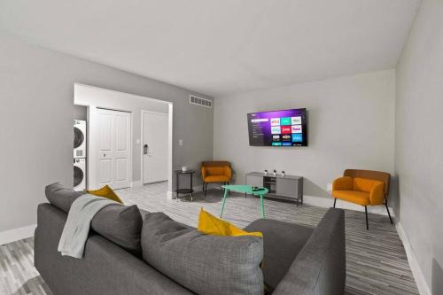Rochester Hills Apartment | Comfy 2BR 2BA unit in Prime Location