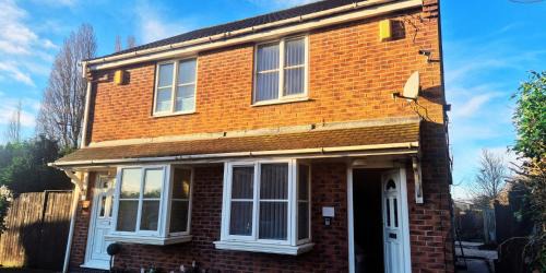 Gedling Apartment | Comfy 2BR House on Quiet Street w Free Parking
