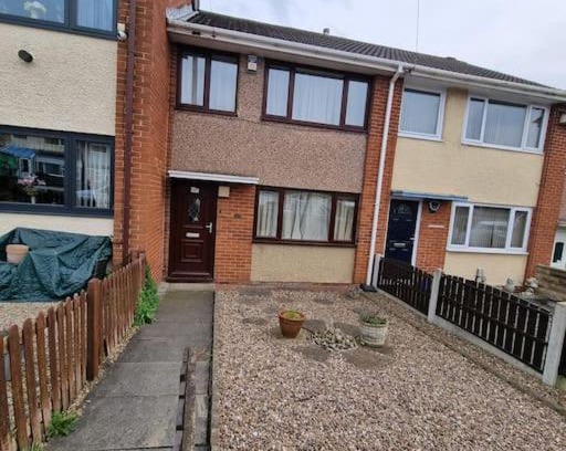Dewsbury House | Comfy 3-Bed Home with garden