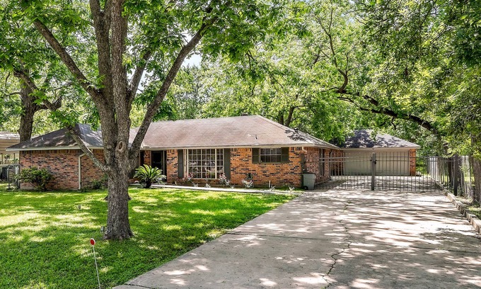 Aldine House | Comfy 3 beds/ 12 min DWNTN & IAH, Pet friendly, Fast WIFI, ECHO
