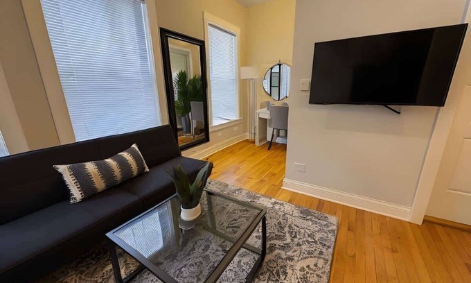Chicago Apartment | Comfy and Chic Apt in Chicago