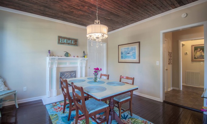Gulfport Cottage | Comfy and Cozy 5 min walk to the Gulf in Historic District