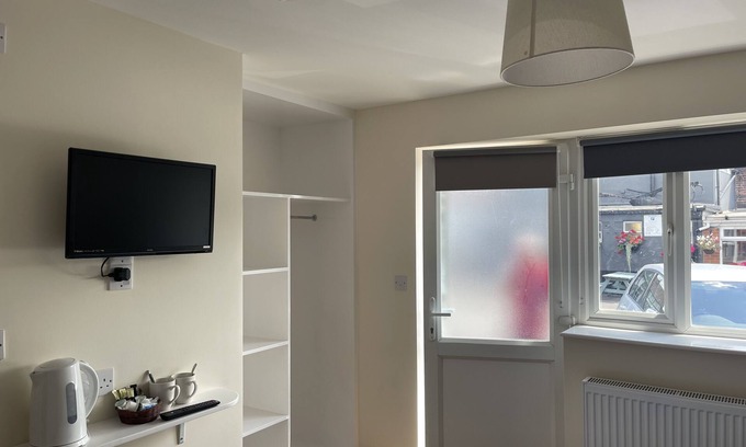 Byfleet Apartment | Comfy apartment in the heart of Byfleet!