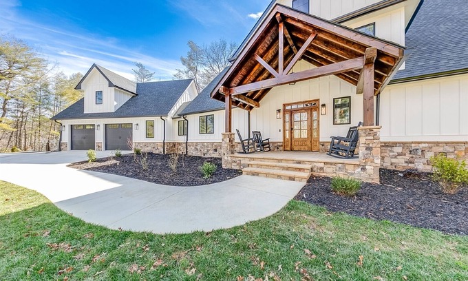 Helen House | Comfy Bear Mountain Lodge– Spacious Family-Friendly Cabin