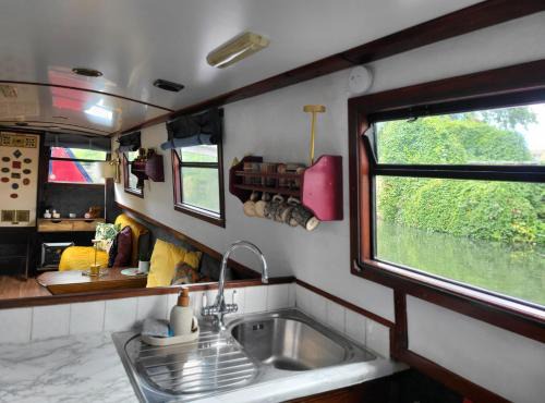 Westbourne Green Boat Rental | Comfy Canal in Little Venice for Family & Friends