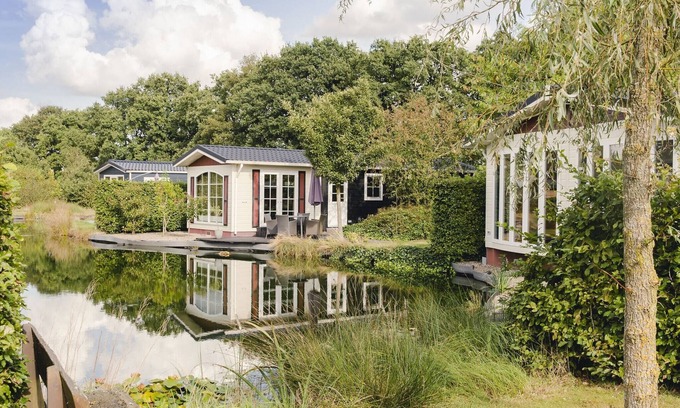 Municipality of Rijssen-Holten Ski Chalet | Comfy chalet with a dishwasher, directly on a pond